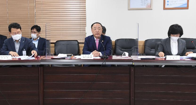 홍남기 부총리, 코로나19 일상회복지원위원회 경제민생 분과회의 주재
