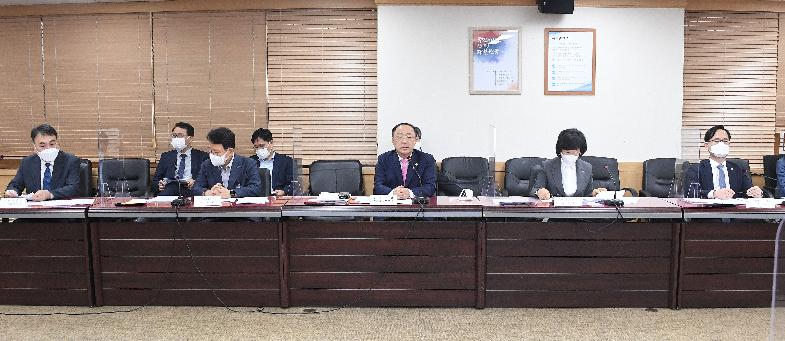 홍남기 부총리, 코로나19 일상회복지원위원회 경제민생 분과회의 주재