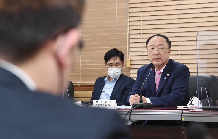 홍남기 부총리, 코로나19 일상회복지원위원회 경제민생 분과회의 주재