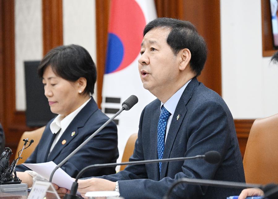 구윤철 부총리, 민생물가 특별관리 관계장관 TF 주재


구윤철 부총리 겸 재정경제부 장관이 6월 4일 서울 종로구 정부서울청사에서 열린 '민생물가 특별관리 관계장관 TF'를 주재, 모두발언을 하고 있다.




