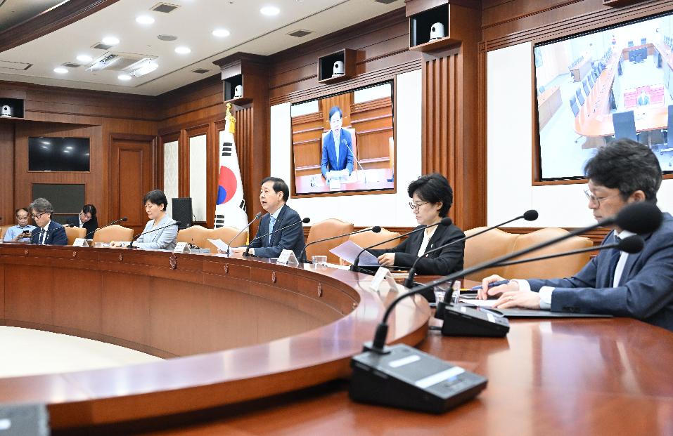 구윤철 부총리, 비상경제본부 회의 겸 경제관계장관회의 주재


구윤철 부총리 겸 재정경제부 장관이 6월 5일 서울 종로구 정부서울청사에서 열린 '비상경제본부회의 겸 경제관계장관회의'를 주재, 모두발언을 하고 있다.


