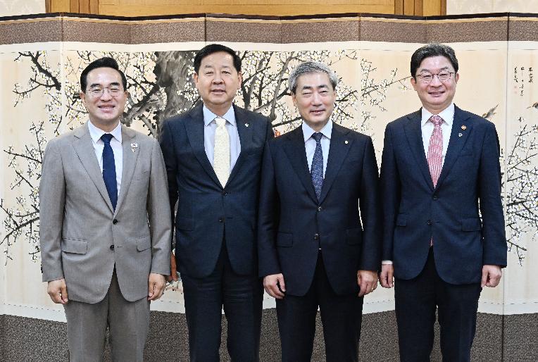 구윤철 부총리, 확대 거시재정금융간담회 주재

구윤철 부총리 겸 재정경제부 장관이 6월 10일 서울 종로구 정부서울청사에서 열린 확대 거시재정금융간담회

- 에 참석, 회의 시작에 앞서 기념사진을 찍고 있다.
- 에 참석, 회의 시작에 앞서 대화를 하고 있다.
<왼쪽부터 박홍근 기획예산처 장관, 구윤철 부총리, 신현송 한국은행 총재, 이억원 금융위원장>
- 를 주재하고 있다. 