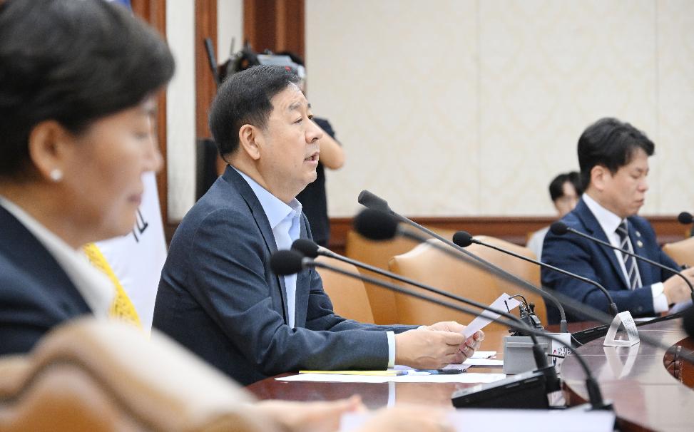 구윤철 부총리, 제269차 대외경제장관회의 주재


구윤철 부총리 겸 재정경제부 장관이 6월 10일 서울 종로구 정부서울청사에서 열린 '제269차 대외경제장관회의'를 주재, 모두발언을 하고 있다.





