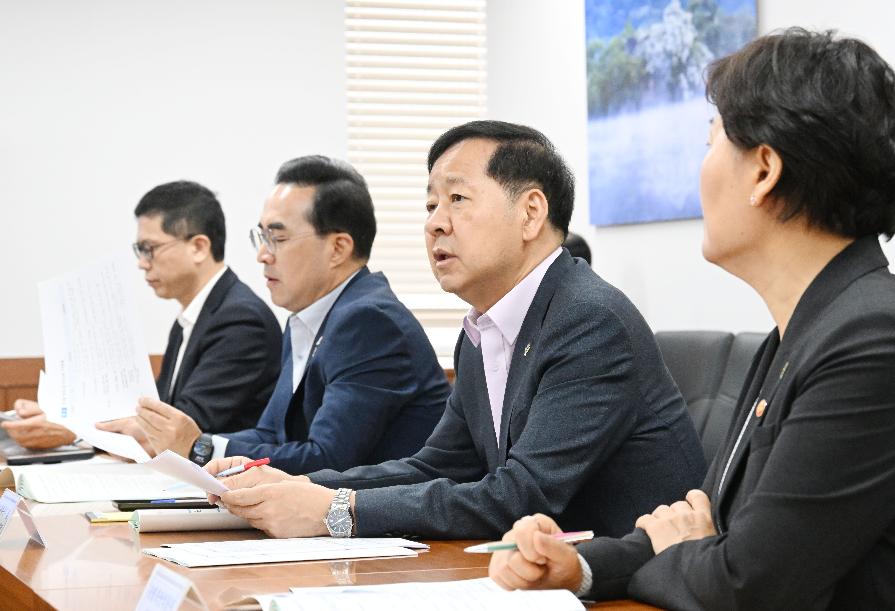 구윤철 부총리, 고용관계장관간담회 주재


구윤철 부총리 겸 재정경제부 장관이 6월 11일 서울 종로구 정부서울청사에서 열린 고용관계장관간담회를 주재하고 있다.



