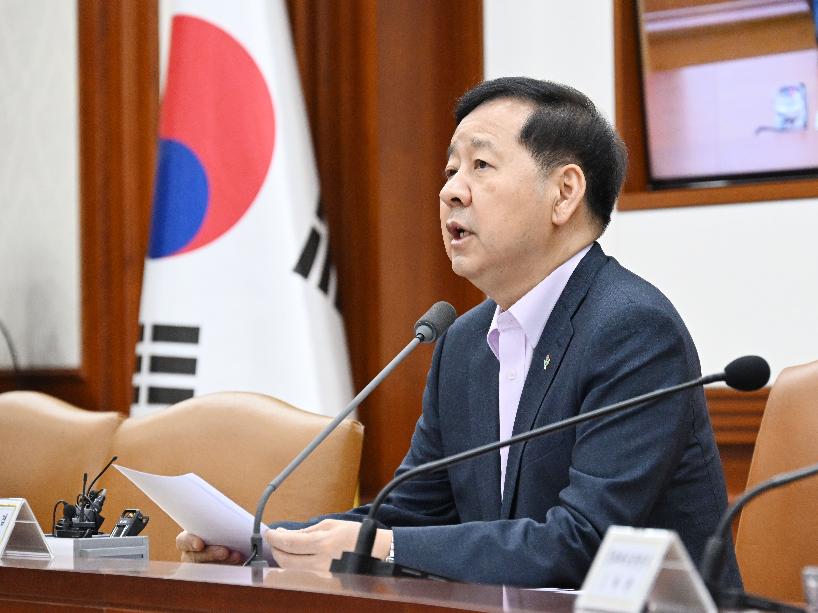 구윤철 부총리, 비상경제본부 회의 겸 경제관계장관회의 주재


구윤철 부총리 겸 재정경제부 장관이 6월 12일 서울 종로구 정부서울청사에서 열린 '비상경제본부회의 겸 경제관계장관회의'를 주재, 모두발언을 하고 있다.


