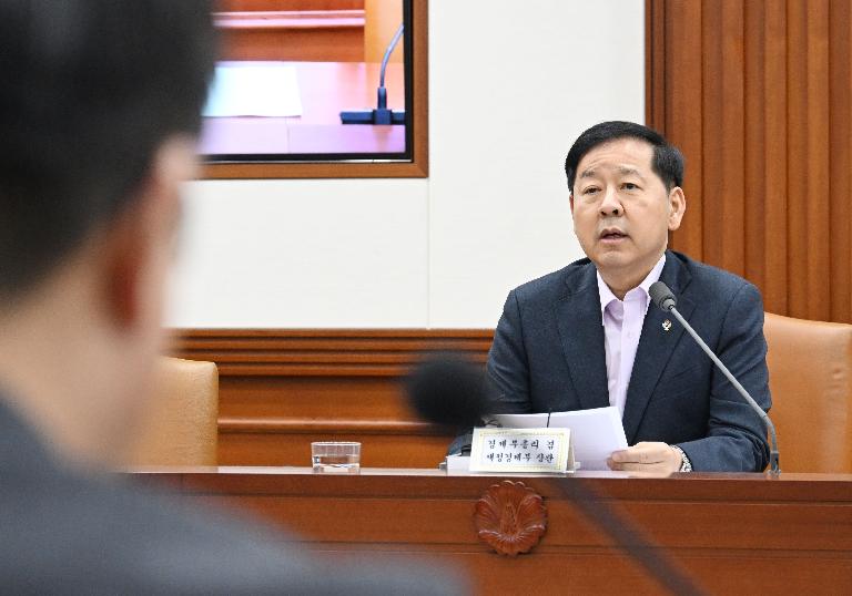 구윤철 부총리, 비상경제본부 회의 겸 경제관계장관회의 주재