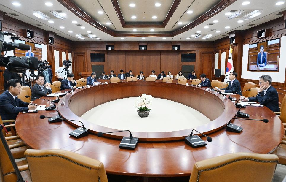 구윤철 부총리, 비상경제본부 회의 겸 경제관계장관회의 주재