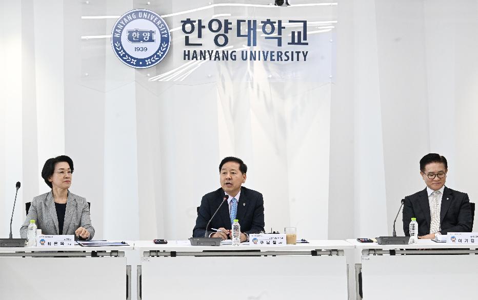 구윤철 부총리, 첨단산업 인재양성 부트캠프 현장방문 및 간담회

구윤철 부총리 겸 재정경제부 장관이 6월 12일 한양대학교 서울캠퍼스에서 첨단산업 인재양성 부트캠프 교육 현장을 방문,

- 퓨전테크센터에서 객체인식모델 기반 자율주행 시연을 하고 있다.
- 퓨전테크센터에서 로봇 플랫폼 AI 모델 학습 시연을 하고 있다.
- 퓨전테크센터에서 학생들과의 만남의 시간에서 대화를 나누고 있다
- 대학관계자 및 참여기업, 교육생 및 전문가들과의 간담회에서 인사말을 하고 있다.
