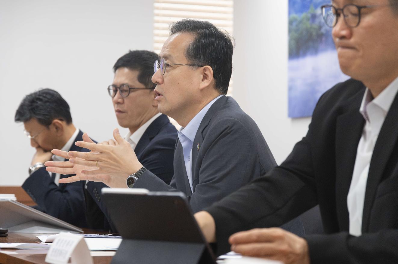 이형일 차관, 제 2차 일자리 전담반(TF) 주재



이형일 재정경제부 차관이 6월 17일 서울 종로구 정부서울청사 에서 열린 제 2차 일자리 전담반(TF) 주재, 모두발언을 하고 있다.




