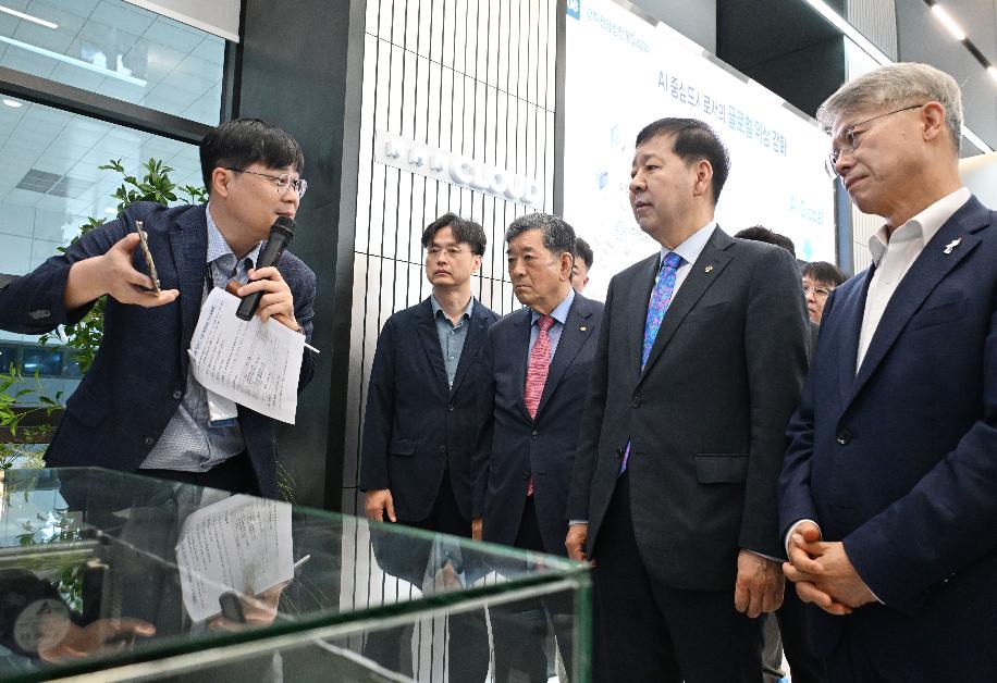 구윤철 부총리, 5극 3특 산업현장-광주 AI 산업융합집적단지 방문 및 간담회

구윤철 부총리 겸 재정경제부 장관이 6월 17일 5극 3특(5개 초광역권, 3개특별자치도) 산업현장 점검 일환으로 광주 AI 산업융합집적단지를 방문,

- 홍보관에서 관계자로부터 AI 데이터센터 현황 설명을 듣고 있다.
- 드라이빙 시물레이터 시연을 하고 있다.
- 드라이빙 시물레이터 시연 후 민형배 광주 전남 통합시장 당선인과 기념사진을 찍고 있다.
- 현장시찰 후 '기업혁신 지원 민관협의체 4차회의'에서 모두발언을 하고 있다.

