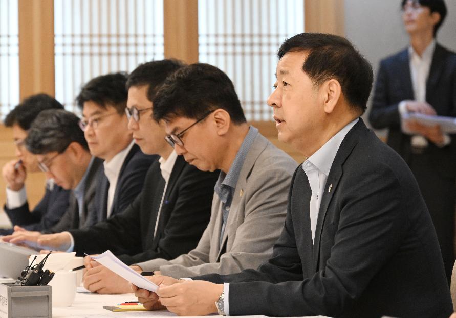 구윤철 부총리, 확대거시경제금융회의 주재


구윤철 부총리 겸 재정경제부 장관이 6월 18일 서울 종로구 정부서울청사에서 열린 확대거시경제금융회의를 주재,

- 회의시작에 앞서 기념사진을 찍고 있다.
<왼쪽부터 이찬진 금융감독원장, 구윤철 부총리, 신현송 한국은행 총재, 이억원 금융위원장>
- 모두발언을 하고 있다.


