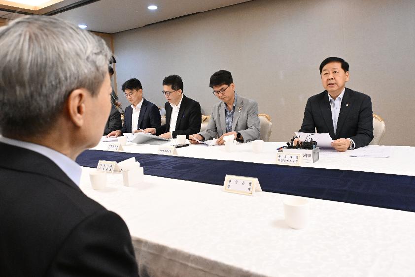 구윤철 부총리, 확대거시경제금융회의 주재