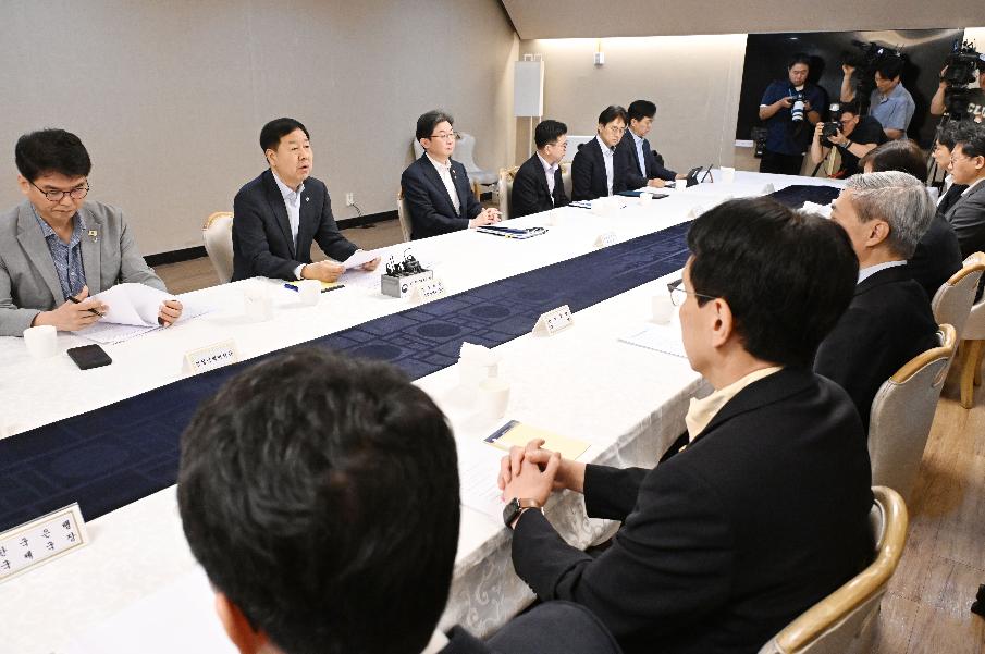 구윤철 부총리, 확대거시경제금융회의 주재