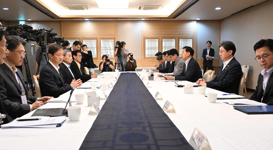 구윤철 부총리, 확대거시경제금융회의 주재