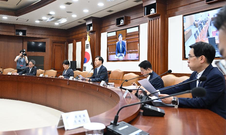 구윤철 부총리, 민생물가 특별관리 관계장관 TF 주재


구윤철 부총리 겸 재정경제부 장관이 6월 18일 서울 종로구 정부서울청사에서 열린 '민생물가 특별관리 관계장관 TF'를 주재, 모두발언을 하고 있다.


