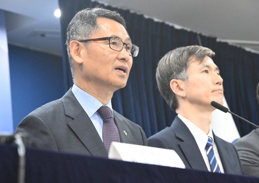 허장 차관, 2025년도 공공기관 경영실적 평가결과 및 후속조치 브리핑


허장 재정경제부 차관이 6월 19일 서울 종로구 정부서울청사에서 열린 2025년도 공공기관 경영실적 평가결과 및 후속조치 브리핑에 참석,
-발표문을 낭독하고 있다.
<왼쪽부터 감사 평가단 최장호 단장, 기관장 평가단 이승철 단장, 재정경제부 허장 차관, 공기업 경영평가단 김봉환 단장, 준정부기관 경영평가단 김창완 단장, 재정경제부 장정진 공공정책국장>
-기자단 질문에 답변하고 있다.

