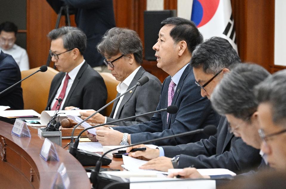 구윤철 부총리, 2026년 제7회 공공기관운영위원회


구윤철 부총리 겸 재정경제부 장관이 6월 19일 오후 서울 종로구 정부서울청사에서 열린 '2026년 제7회 공공기관운영위원회'를 주재, 모두발언을 하고 있다.



