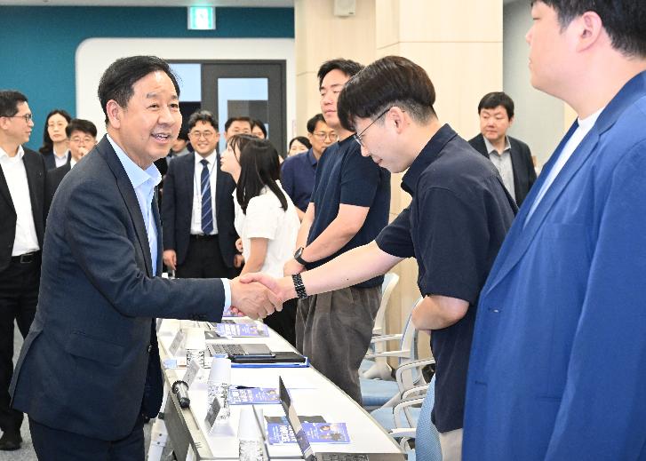 구윤철 부총리, 에이전틱 인공지능 교육현장 현장방문 및 간담회


구윤철 부총리 겸 재정경제부 장관이 6월 23일 오후 에이전틱 인공지능(Agentic AI) 첨단분야 인재양성 현장인 서울 강남구 개포동 소재 이노베이션 아카데미를 방문,

- 간담회 시작에 앞서 교육생과 악수하며 인사를 하고 있다.
- 아카데미 관계자 및 교육생들과 간담회에서 인사말과 함께 모두발언을 하고 있다.
