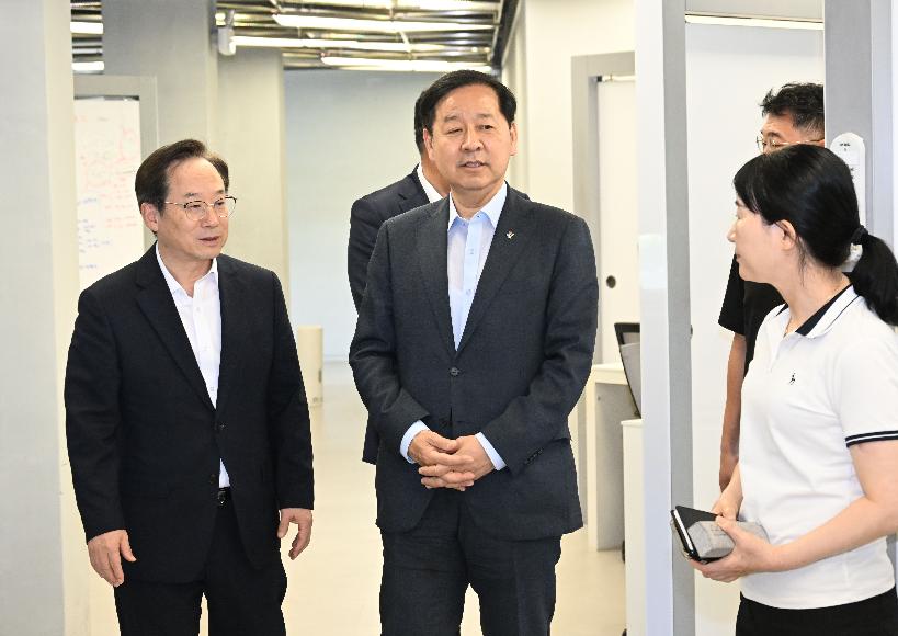 구윤철 부총리, 에이전틱 인공지능 교육 현장방문

구윤철 부총리 겸 재정경제부 장관이 6월 23일 오후 에이전틱 인공지능 인재양성 현장인 서울 강남구 개포동 소재 이노베이션 아카데미를 방문,

- 교육장을 순회하며 교육생과 대화를 하고 있다.
- 교육시설을 시찰하며 설명을 듣고 있다.
