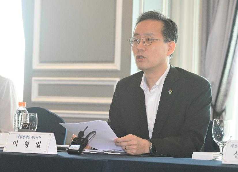 이형일 차관, 국회 연금계획 특별위원회 범부처 지원 TF 제2차 회의

이형일 재정경제부 차관이 6월 24일 서울 영등포구 켄싱턴 호텔에서 열린 국회 연금계획 특별위원회 범부처 지원 TF 제2차 회의에 참석, 발언을 하고 있다.

