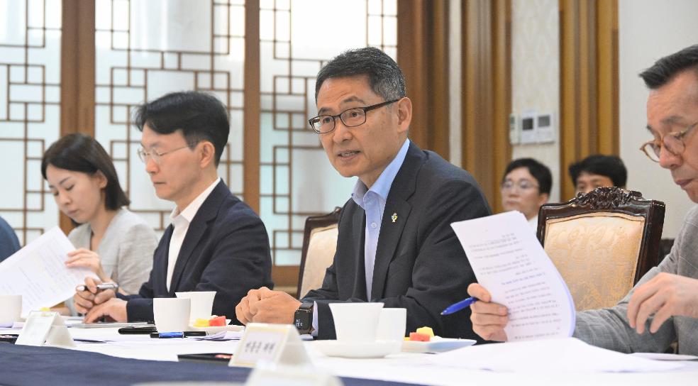 허장 차관, 중동 전쟁 이후 공급망 정책간담회 주재


허장 재정경제부 차관이 6월 24일 서울 종로구 정부서울청사에서 '중동 전쟁 이후 공급망 정책간담회'를 주재, 모두발언을 하고 있다.

