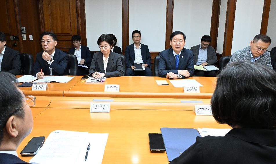 구윤철 부총리, 물가 관계기관 간담회


구윤철 부총리 겸 재정경제부 장관이 6월 25일 서울 영등포구 한국수출입은행에서 열린 물가 관계기관 간담회에서 모두발언을 하고 있다.


