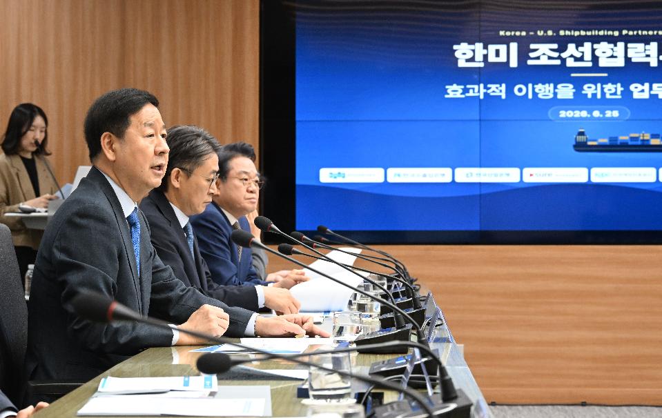 구윤철 부총리, 한미 전략투자공사 및 정책금융기관-조선3사간 한-미 조선협력투자 MOU 체결행사


구윤철 부총리 겸 재정경제부 장관이 6월 25일 서울 영등포구 한국수출입은행에서 열린 한미 전략투자공사 및 정책금융기관-조선3사간 한미 조선협력투자 업무협약(MOU) 체결행사에서

- 인사말을 하고 있다.
- 업무협약 서명 후 기념사진을 찍고 있다.