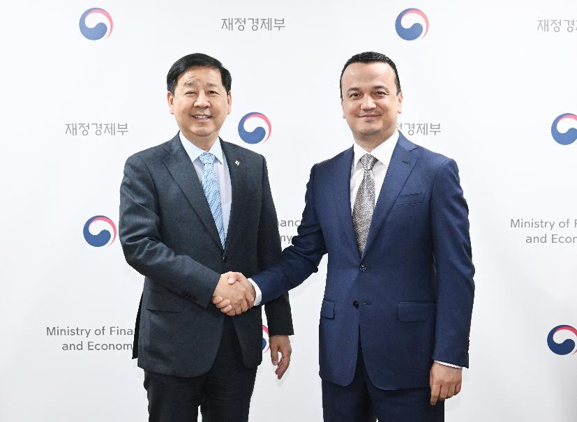 구윤철 부총리, 라지즈 쿠드라토프 우즈벡 투자산업통상부 장관 면담 


구윤철 부총리 겸 재정경제부 장관이 6월 24일 오후 서울 종로구 정부서울청사에서 라지즈 쿠드라토프 우즈벡 투자산업통상부 장관과

- 악수하며 인사를 하고 있다.
- 악수하며 기념사진을 찍고 있다.
- 면담을 하고 있다.


