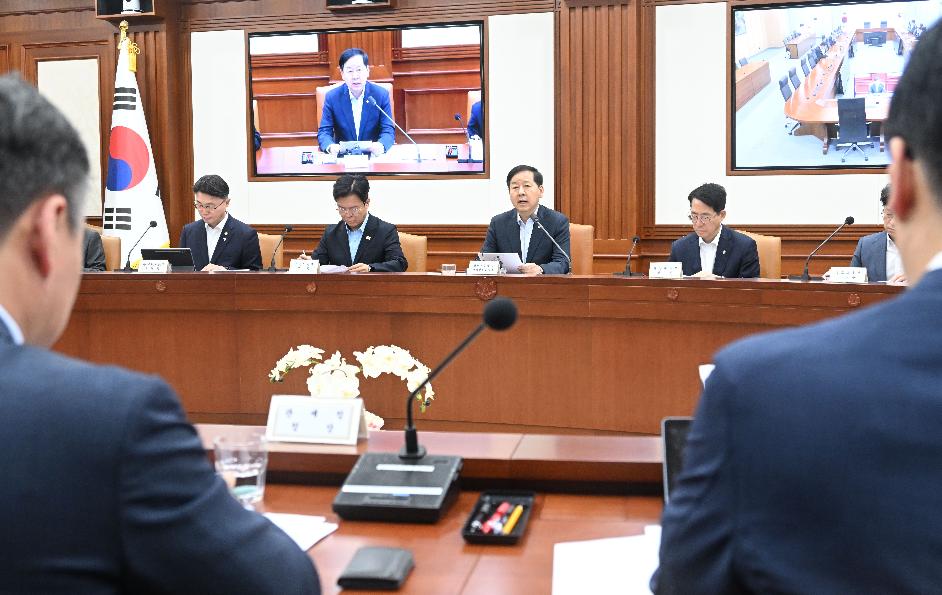 구윤철 부총리, 비상경제본부 희의 겸 경제관계장관회의 겸 민생물가 특별관리 관계장관 TF 주재

구윤철 부총리 겸 재정경제부 장관이 6월 26일 서울 종로구 정부서울청사에서 열린 '비상경제본부 희의 겸 경제관계장관회의 겸 민생물가 특별관리 관계장관 TF'를 주재, 모두발언을 하고 있다.


