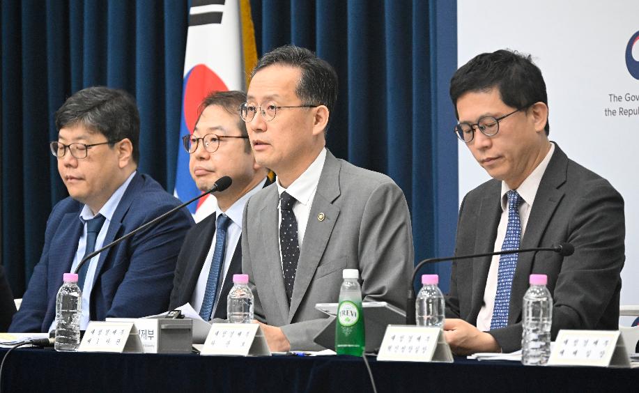 이형일 차관, 하반기 경제성장전략 상세 브리핑 참석


이형일 재정경제부 차관이 7월 10일 정부세종청사에서 열린 하반기 경제성장전략 상세 브리핑에 참석, 주요내용을 발표하고 있다.