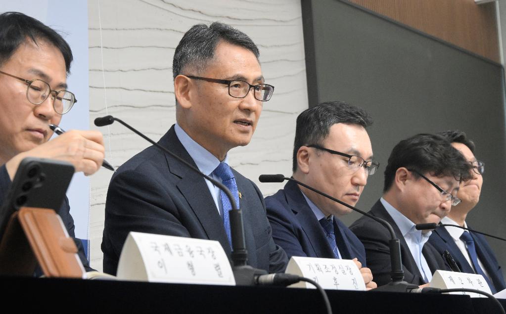 허장 차관, 2026년 하반기 재정경제부 업무보고 브리핑 참석


허장 재정경제부 차관이 7월 14일 정부세종청사에서 열린 2026년 하반기 재정경제부 업무보고 브리핑에 참석, 주요 내용을 발표하고 있다.

(왼쪽부터 장정진 공공정책국장, 허승철 국고정책관, 이형렬 국제금융국장, 김후진 기획조정실장, 허장 제2차관, 주환욱 정책조정관, 김병철 조세총괄정책관, 이주섭 민생경제국장)


