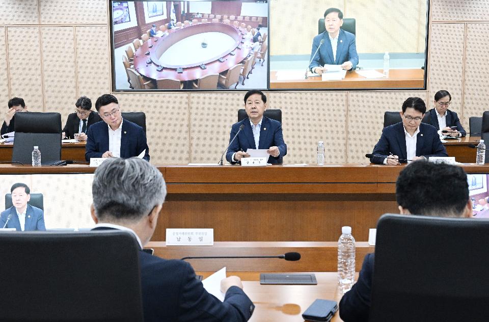 구윤철 부총리, 제271차 대외경제장관회의 주재


구윤철 부총리 겸 재정경제부 장관이 7월 20일 정부세종청사 중앙동에서 열린 '제271차 대외경제장관회의'를 주재, 모두발언을 하고 있다.


