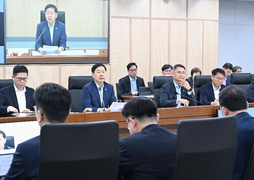 구윤철 부총리, 재경부 확대간부회의 주재


구윤철 부총리 겸 재정경제부 장관이 7월 20일 정부세종청사 중앙동에서 열린 재정경제부 확대간부회의에서 모두발언을 하고 있다.


