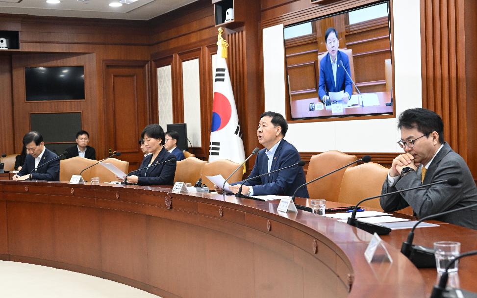 구윤철 부총리, 비상경제본부 회의 겸 경제.산업경쟁력강화 관계장관회의 주재


구윤철 부총리 겸 재정경제부 장관이 7월 22일 서울 종로구 정부서울청사에서 열린 '비상경제본부 회의 겸 경제.산업경쟁력강화 관계장관회의'를 주재, 모두발언을 하고 있다.


