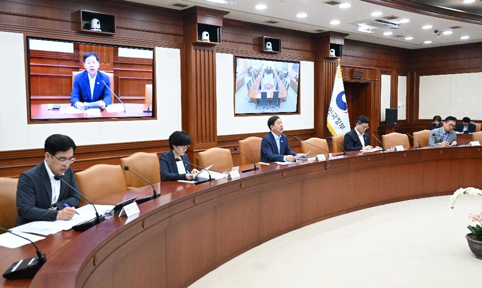 구윤철 부총리, 민생물가 특별관리 관계장관 TF 주재


구윤철 부총리 겸 재정경제부 장관이 7월 24일 서울 종로구 정부서울청사에서 열린 '민생물가 특별관리 관계장관 TF'를 주재, 모두발언을 하고 있다.


