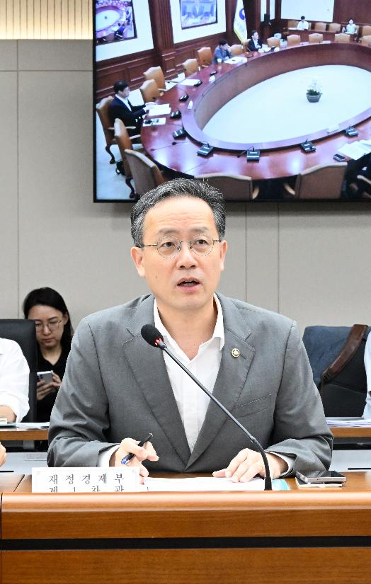이형일 차관, 26년 7월 일자리 전담반(TF) 주재



이형일 재정경제부 차관이 7월 28일 정부세종청사에서 열린 '26년 7월 일자리 전담반(TF)'을 주재, 모두발언을 하고 있다.




