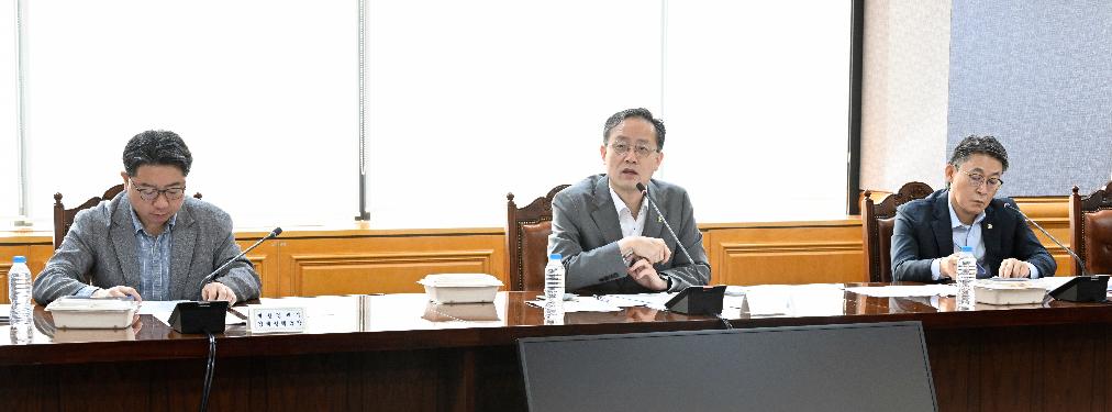 이형일 차관, 거시경제금융회의 주재


이형일 재정경제부 차관 7월 30일 서울 중구 은행회관에서 '거시경제금융회의'를 주재, 모두발언을 하고 있다.
