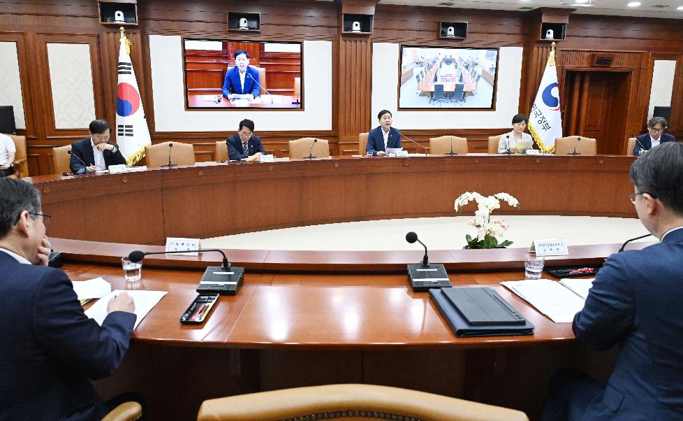 구윤철 부총리, 비상경제본부 회의 겸 경제관계장관회의 겸 민생물가 특별관리 관계장관 TF 주재

구윤철 부총리 겸 재정경제부 장관이 7월 31일 서울 종로구 정부서울청사에서 열린 '비상경제본부 회의 겸 경제관계장관회의 겸 민생물가 특별관리 관계장관 TF 주재'를 주재, 모두발언을 하고 있다.