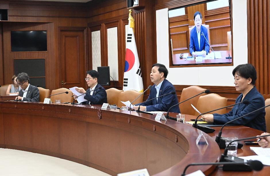 구윤철 부총리, 비상경제본부 희의 겸 경제·구조혁신 관계장관회의 주재

구윤철 부총리 겸 재정경제부 장관이 8월 6일 서울 종로구 정부서울청사에서 열린 '비상경제본부 희의 겸 경제·구조혁신 관계장관회의'를 주재, 모두발언을 하고 있다.

