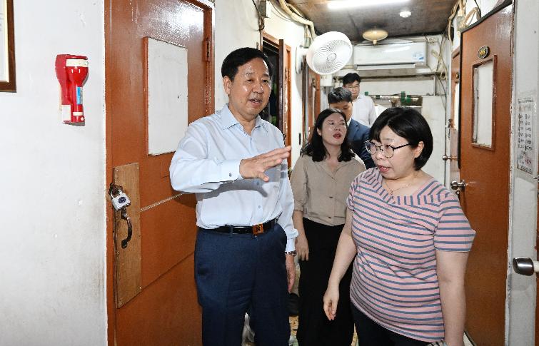 구윤철 부총리, 창신동 쪽방촌 폭염 취약계층 현장방문


구윤철 부총리 겸 재정경제부 장관이 8월 7일 독거노인, 쪽방촌 거주자 등 폭염 취약계층 대비 정책 관련 개선사항과 애로사항을 청취하기 위해 서울 종로구 창신동을 방문,

- 생필품지원점 온기창고를 참관하며 관계자와 대화를 나누고 있다.
- 생필품지원점 온기창고를 참관하고 생필품을 기증하고 있다.
- 쪽방촌을 둘러보며 관계자의 설명을 듣고 있다.
- 쪽방촌 주민과 대화를 하며 애로사항을 청취하고 있다.




