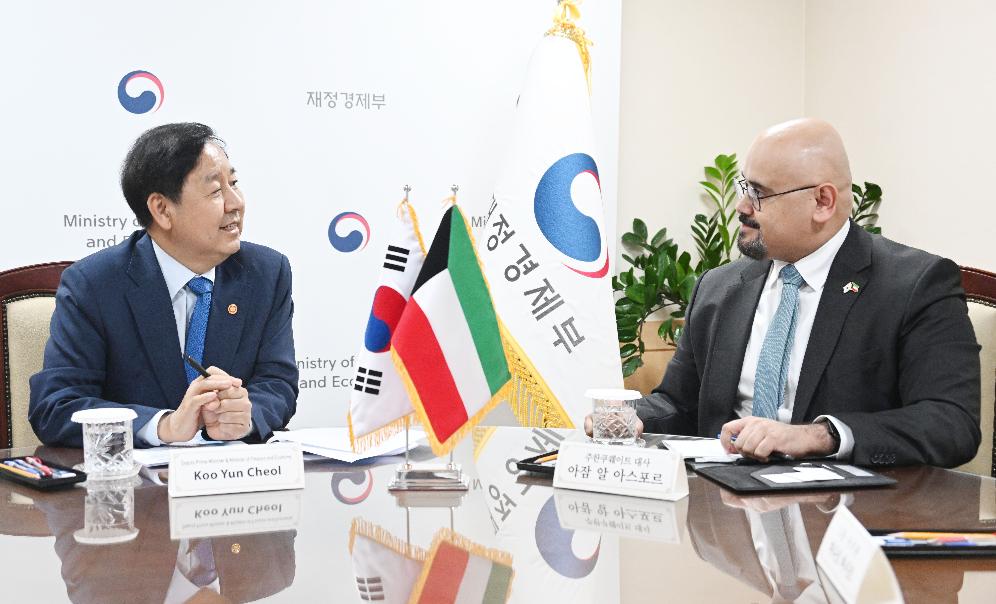구윤철 부총리, 아잠 알-아스포르 주한 쿠웨이트 대사 면담


구윤철 부총리 겸 재정경제부 장관이 8월 12일 서울 종로구 정부서울청사에서 아잠 알-아스포르 주한 쿠웨이트 대사와

- 면담에 앞서 악수하며 인사를 하고 있다.
- 면담에 앞서 악수하며 기념사진을 찍고 있다.
- 면담을 하고 있다.




