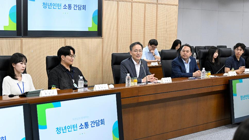 이형일 차관, 재경부 청년인턴 소통 간담회 개최


이형일 재정경제부 차관이 8월 18일 정부세종청사에서 '재경부 청년인턴 소통 간담회'를 개최, 대화를 나누고 있다.

