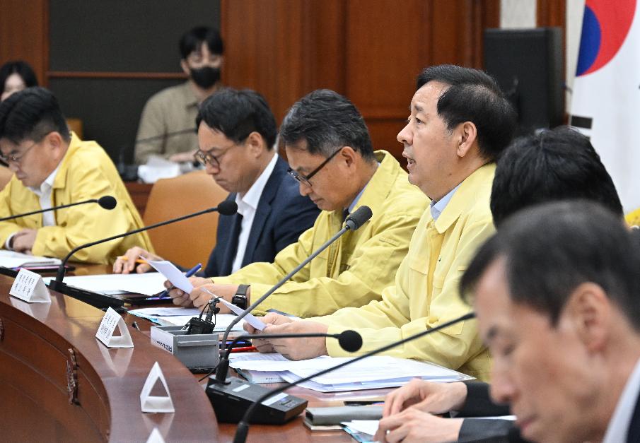 구윤철 부총리, 제29차 국유재산정책심의위원회 주재


구윤철 부총리 겸 재정경제부 장관이 8월 20일 서울 종로구 정부서울청사에서 열린 '제29차 국유재산정책심의위원회'를 주재, 모두발언을 하고 있다.
