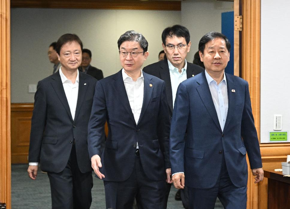 구윤철 부총리, 시장상황점검회의 주재


구윤철 부총리 겸 재정경제부 장관이 8월 21일 서울 중구 은행회관에서 열린 시장상황점검회의를 참석,

- 회의시작에 앞서 기념사진을 찍고 있다.
<왼쪽부터 이찬진 금융감독원장, 이억원 금융위원장, 구윤철 부총리, 박종우 한국은행 부총재보>
- 모두발언을 하고 있다.



