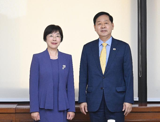 구윤철 부총리, 쩌우 자이 아시아인프라투자은행(AIIB) 신임 총재 면담


구윤철 부총리 겸 재정경제부 장관이 8월 24일 서울 영등포구 한국수출입은행에서 방한 중인 쩌우 자이 아시아인프라투자은행(AIIB) 신임 총재와

- 면담에 앞서 악수하며 인사를 하고 있다.
- 면담에 앞서 기념사진을 찍고 있다.
- 면담을 하고 있다.


