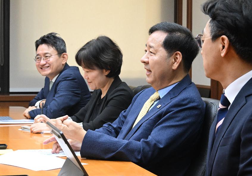 구윤철 부총리, 쩌우 자이 아시아인프라투자은행(AIIB) 신임 총재 면담
