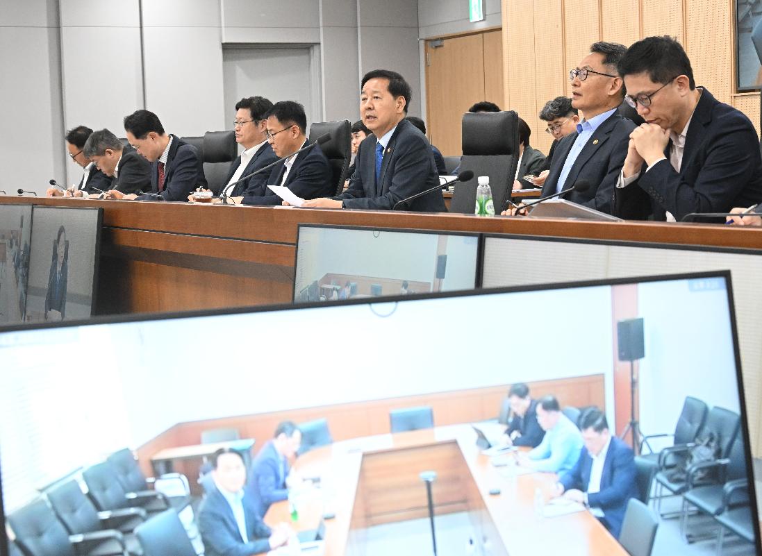 구윤철 부총리, 재경부 확대간부회의 주재

구윤철 부총리 겸 재정경제부 장관이 9월 7일 정부세종청사 중앙동에서 열린 재정경제부 확대간부회의에서 모두발언을 하고 있다.


