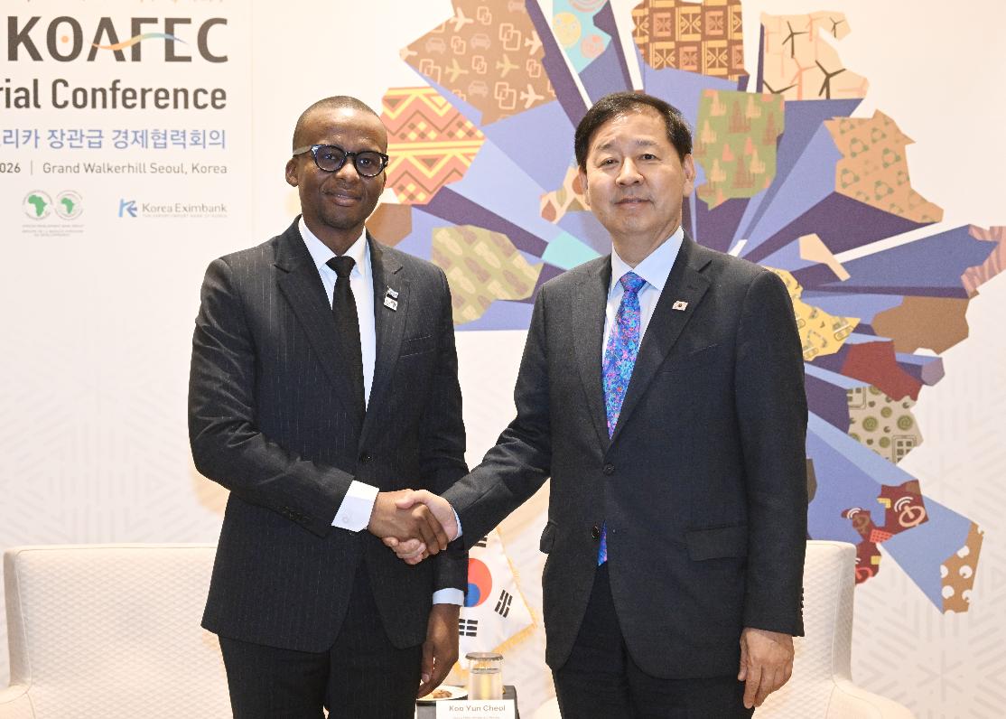 구윤철 부총리, 은다바 가올라테 보츠나와 부통령 면담


서울 그랜드 워커힐 호텔에서 열린 '제8차 한-아프리카 경제협력(KOAFEC) 장관회의'에 참석 중인 구윤철 부총리 겸 재정경제부 장관이 9월 9일 은다바 가올라테 보츠나와 부통령과

- 면담에 앞서 악수하며 기념사진을 찍고 있다.
- 면담을 하고 있다.


