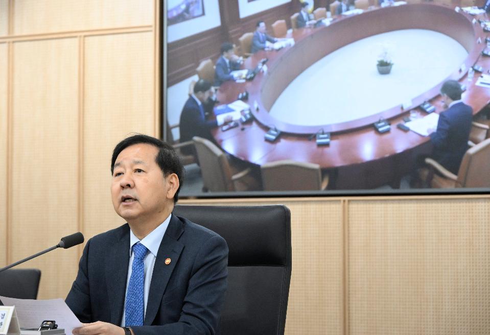 구윤철 부총리, 비상경제본부 회의 겸 경제관계장관회의 주재


구윤철 부총리 겸 재정경제부 장관이 9월 18일 정부세종청사 중앙동에서 열린 '비상경제본부 회의 겸 경제관계장관회의'를 주재, 모두발언을 하고 있다.


