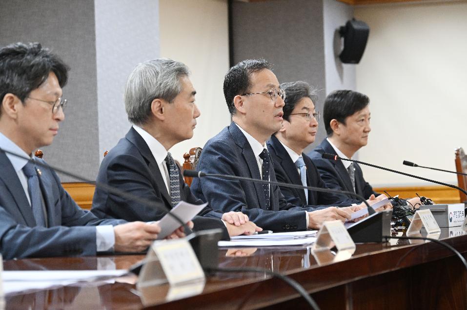 이형일 부총리, 시장상황점검회의 주재


이형일 부총리 겸 재정경제부 장관이 10월 2일 서울 중구 은행연합회에서 열린 '시장상황점검회의'를 주재,

- 회의 시작에 앞서 기념사진을 찍고 있다.
<왼쪽부터 이찬진 금감원장, 홍지선 국토부장관, 이형일 부총리, 신현송 한국은행 총재, 이억원 금융위원장>
- 모두발언을 하고 있다.


